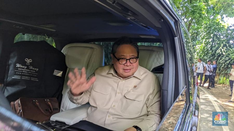 Sejumlah menteri tiba di Hambalang, Jawa Barat, Selasa (6/1/2026). (CNBC Indonesia/Emir Yanwardhana)