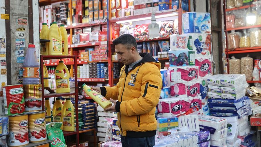 Orang-orang berjalan di jalanan, saat protes meletus atas anjloknya nilai mata uang, di Teheran, Iran, 5 Januari 2026. (Majid Asgaripour/WANA (West Asia News Agency) via REUTERS)