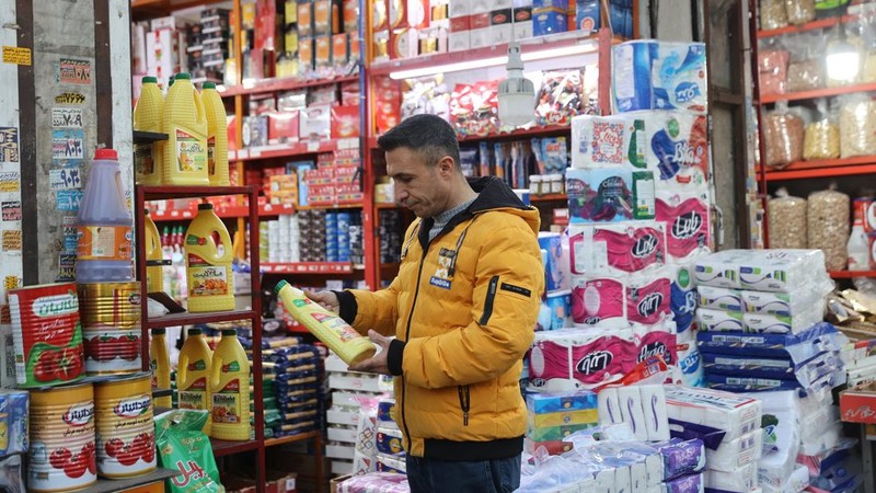 Orang-orang berjalan di jalanan, saat protes meletus atas anjloknya nilai mata uang, di Teheran, Iran, 5 Januari 2026. (Majid Asgaripour/WANA (West Asia News Agency) via REUTERS)