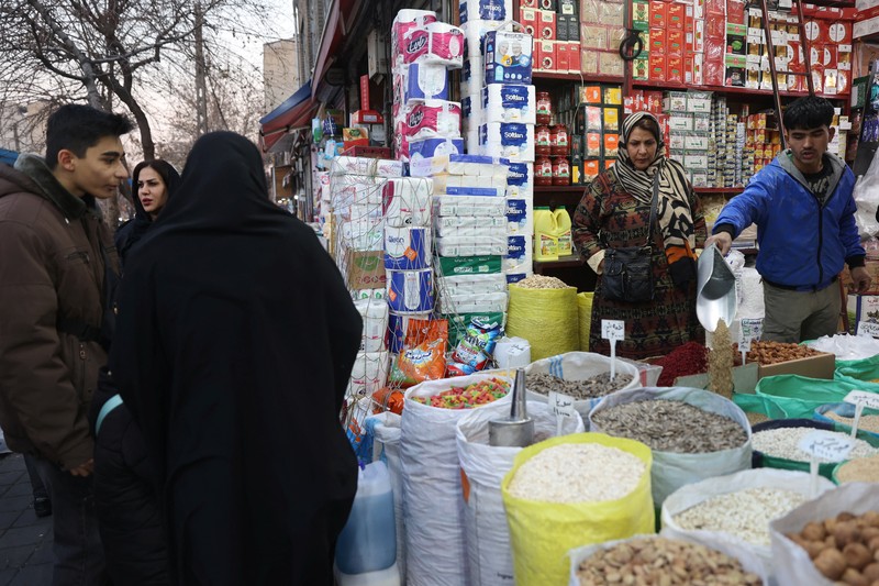 Orang-orang berjalan di jalanan, saat protes meletus atas anjloknya nilai mata uang, di Teheran, Iran, 5 Januari 2026. (Majid Asgaripour/WANA (West Asia News Agency) via REUTERS)