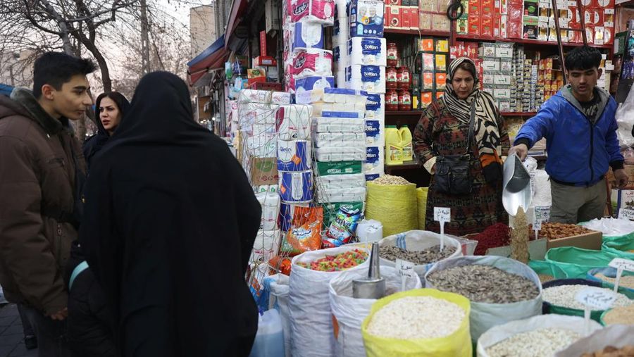 Orang-orang berjalan di jalanan, saat protes meletus atas anjloknya nilai mata uang, di Teheran, Iran, 5 Januari 2026. (Majid Asgaripour/WANA (West Asia News Agency) via REUTERS)