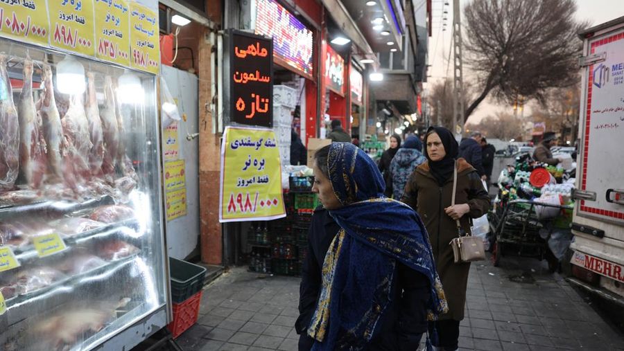 Orang-orang berjalan di jalanan, saat protes meletus atas anjloknya nilai mata uang, di Teheran, Iran, 5 Januari 2026. (Majid Asgaripour/WANA (West Asia News Agency) via REUTERS)