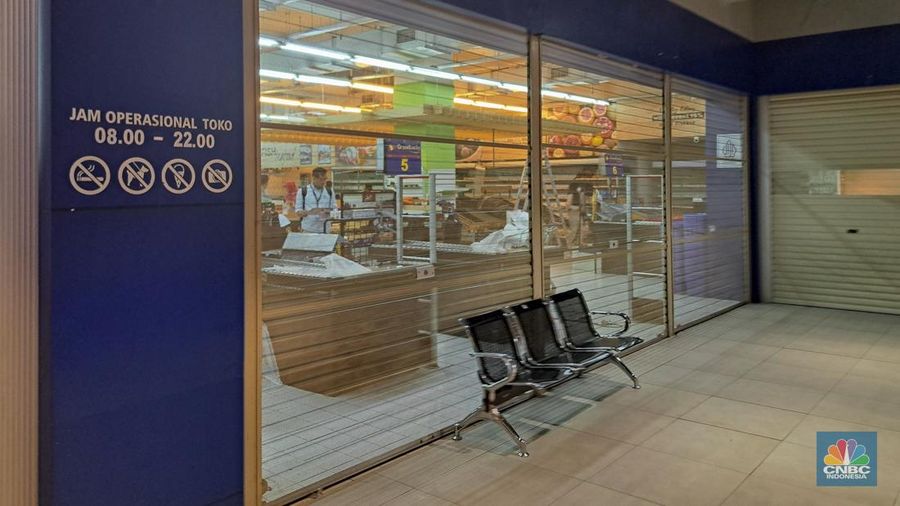 Suasana akses masuk Supermarket GrandLucky yang telah tutup di Living Plaza Cinere, Depok, Jawa Barat, Selasa (6/1/2025). Supermarket Grand Lucky resmi menutup salah satu gerainya yang berlokasi Living Plaza Cinere per hari ini. (CNBC Indonesia/Faisal Rahman)