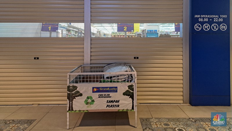 Suasana akses masuk Supermarket GrandLucky yang telah tutup di Living Plaza Cinere, Depok, Jawa Barat, Selasa (6/1/2025). Supermarket Grand Lucky resmi menutup salah satu gerainya yang berlokasi Living Plaza Cinere per hari ini. (CNBC Indonesia/Faisal Rahman)