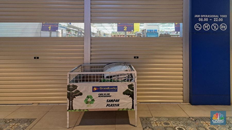 Suasana akses masuk Supermarket GrandLucky yang telah tutup di Living Plaza Cinere, Depok, Jawa Barat, Selasa (6/1/2025). Supermarket Grand Lucky resmi menutup salah satu gerainya yang berlokasi Living Plaza Cinere per hari ini. (CNBC Indonesia/Faisal Rahman)
