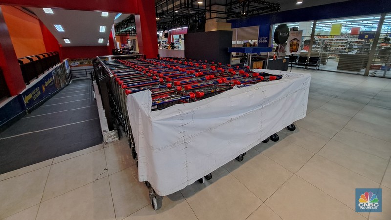 Suasana akses masuk Supermarket GrandLucky yang telah tutup di Living Plaza Cinere, Depok, Jawa Barat, Selasa (6/1/2025). Supermarket Grand Lucky resmi menutup salah satu gerainya yang berlokasi Living Plaza Cinere per hari ini. (CNBC Indonesia/Faisal Rahman)