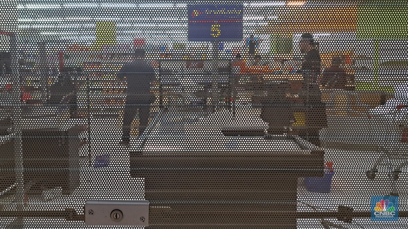 Suasana akses masuk Supermarket GrandLucky yang telah tutup di Living Plaza Cinere, Depok, Jawa Barat, Selasa (6/1/2025). Supermarket Grand Lucky resmi menutup salah satu gerainya yang berlokasi Living Plaza Cinere per hari ini. (CNBC Indonesia/Faisal Rahman)