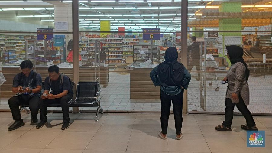 Suasana akses masuk Supermarket GrandLucky yang telah tutup di Living Plaza Cinere, Depok, Jawa Barat, Selasa (6/1/2025). Supermarket Grand Lucky resmi menutup salah satu gerainya yang berlokasi Living Plaza Cinere per hari ini. (CNBC Indonesia/Faisal Rahman)