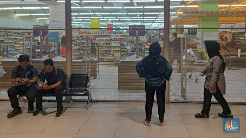 Suasana akses masuk Supermarket GrandLucky yang telah tutup di Living Plaza Cinere, Depok, Jawa Barat, Selasa (6/1/2025). Supermarket Grand Lucky resmi menutup salah satu gerainya yang berlokasi Living Plaza Cinere per hari ini. (CNBC Indonesia/Faisal Rahman)