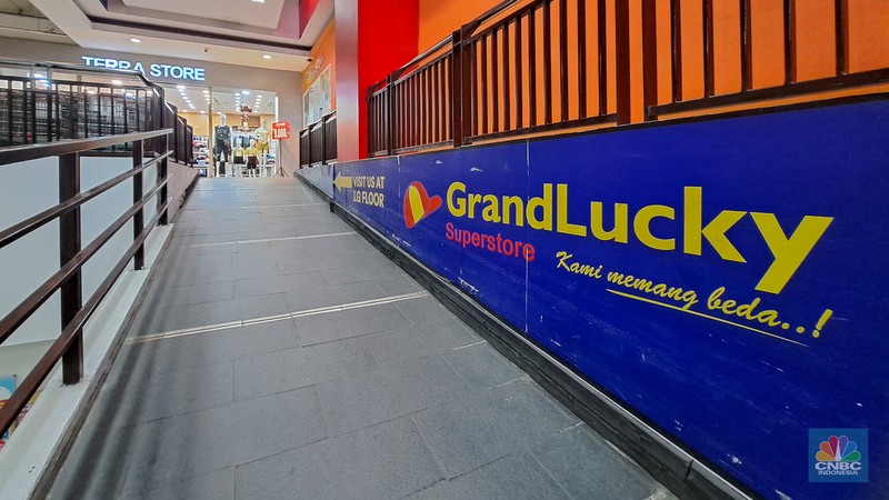 Suasana akses masuk Supermarket GrandLucky yang telah tutup di Living Plaza Cinere, Depok, Jawa Barat, Selasa (6/1/2025). Supermarket Grand Lucky resmi menutup salah satu gerainya yang berlokasi Living Plaza Cinere per hari ini. (CNBC Indonesia/Faisal Rahman)