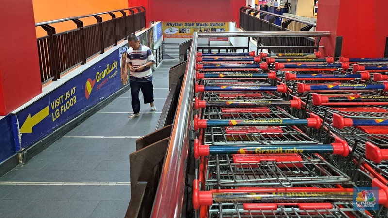 Suasana akses masuk Supermarket GrandLucky yang telah tutup di Living Plaza Cinere, Depok, Jawa Barat, Selasa (6/1/2025). Supermarket Grand Lucky resmi menutup salah satu gerainya yang berlokasi Living Plaza Cinere per hari ini. (CNBC Indonesia/Faisal Rahman)