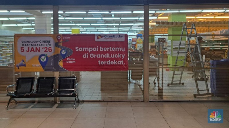 Suasana akses masuk Supermarket GrandLucky yang telah tutup di Living Plaza Cinere, Depok, Jawa Barat, Selasa (6/1/2025). Supermarket Grand Lucky resmi menutup salah satu gerainya yang berlokasi Living Plaza Cinere per hari ini. (CNBC Indonesia/Faisal Rahman)