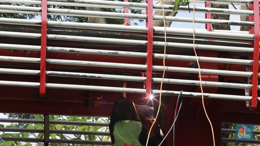 Suasana pembangunan jembatan pada proyek revitalisasi Taman Bendera Pusaka di Barito, Kebayoran Baru, Jakarta Selatan, Selasa (6/1/2026). (CNBC Indonesia/Muhammad Sabki)