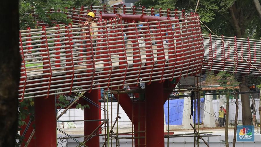 Suasana pembangunan jembatan pada proyek revitalisasi Taman Bendera Pusaka di Barito, Kebayoran Baru, Jakarta Selatan, Selasa (6/1/2026). (CNBC Indonesia/Muhammad Sabki)