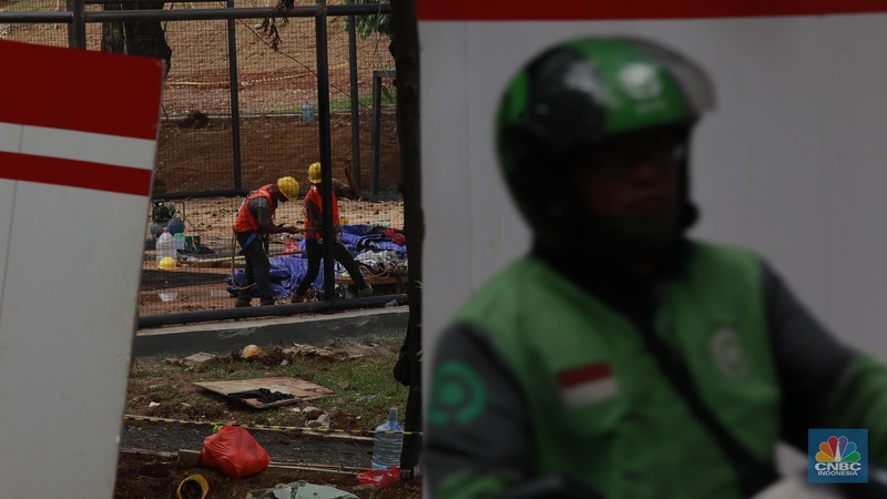 Suasana pembangunan jembatan pada proyek revitalisasi Taman Bendera Pusaka di Barito, Kebayoran Baru, Jakarta Selatan, Selasa (6/1/2026). (CNBC Indonesia/Muhammad Sabki)