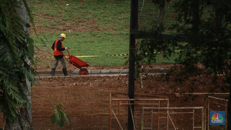Suasana pembangunan jembatan pada proyek revitalisasi Taman Bendera Pusaka di Barito, Kebayoran Baru, Jakarta Selatan, Selasa (6/1/2026). (CNBC Indonesia/Muhammad Sabki)