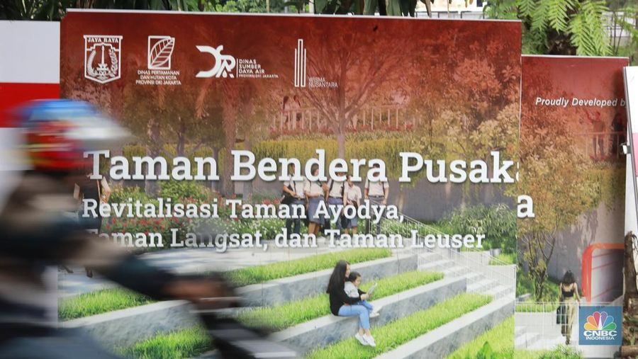 Suasana pembangunan jembatan pada proyek revitalisasi Taman Bendera Pusaka di Barito, Kebayoran Baru, Jakarta Selatan, Selasa (6/1/2026). (CNBC Indonesia/Muhammad Sabki)