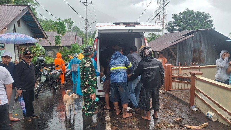 Tim pencarian dan pertolongan gabungan bersama warga melakukan evakuasi pada korban terdampak banjir bandang di Kabupaten Kepualauan Sitaro pada Senin (5/1/2026). (Dok. BPBD Kabupaten Kepulauan Sitaro)