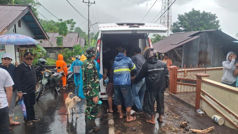Tim pencarian dan pertolongan gabungan bersama warga melakukan evakuasi pada korban terdampak banjir bandang di Kabupaten Kepualauan Sitaro pada Senin (5/1/2026). (Dok. BPBD Kabupaten Kepulauan Sitaro)