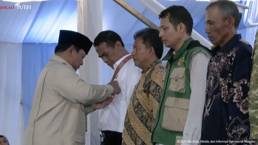 Bintang jasa kehormatan dalam acara panen Raya dan Pengumuman Swasembada Pangan, Karawang, Jawa Barat, Rabu (7/1/2026). (Tangkapan layar Youtube Setpres RI)