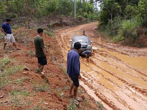 Sekda Desak PT MHP Segera Perbaiki Jalan Dua Desa di Musi Rawas