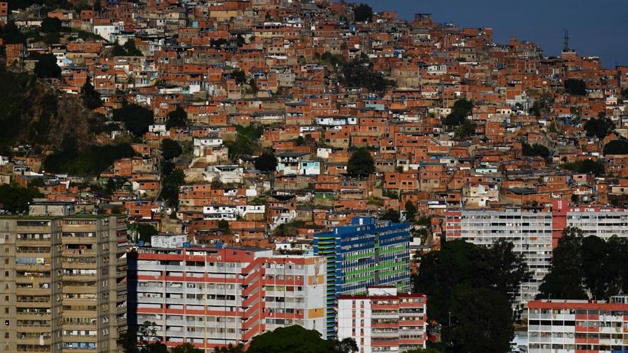Kawasan-kawasan sibuk seperti wilayah Chacao, Altamira, dan Avenida Libertador di Kota Caracas, Venezuela tampak sepi, Selasa (6/1/2026) sore hingga malam. (REUTERS/Maxwell Briceno)
