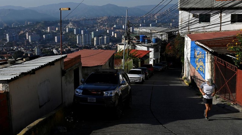 Kawasan-kawasan sibuk seperti wilayah Chacao, Altamira, dan Avenida Libertador di Kota Caracas, Venezuela tampak sepi, Selasa (6/1/2026) sore hingga malam. (REUTERS/Maxwell Briceno)
