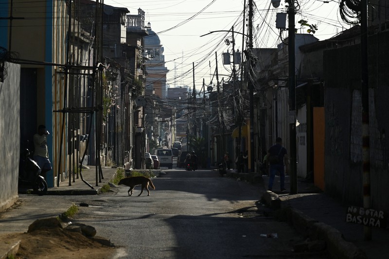 Kawasan-kawasan sibuk seperti wilayah Chacao, Altamira, dan Avenida Libertador di Kota Caracas, Venezuela tampak sepi, Selasa (6/1/2026) sore hingga malam. (REUTERS/Maxwell Briceno)