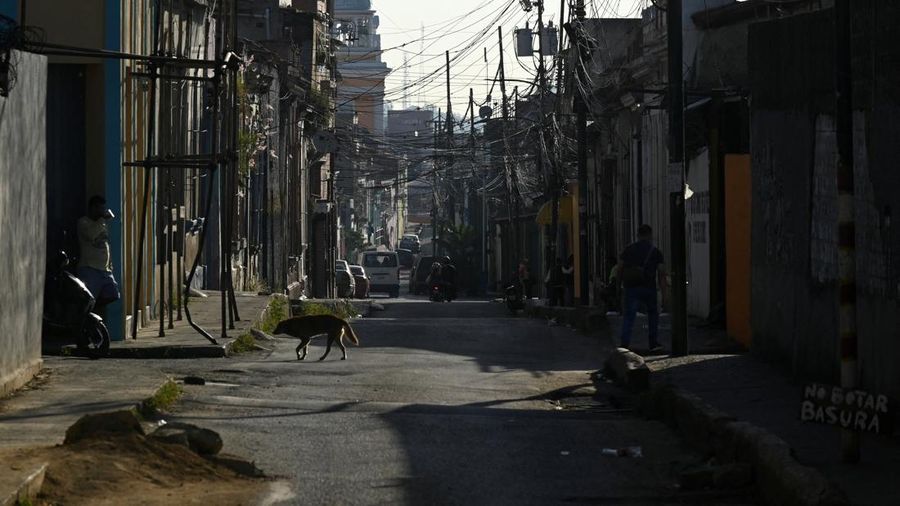Kawasan-kawasan sibuk seperti wilayah Chacao, Altamira, dan Avenida Libertador di Kota Caracas, Venezuela tampak sepi, Selasa (6/1/2026) sore hingga malam. (REUTERS/Maxwell Briceno)