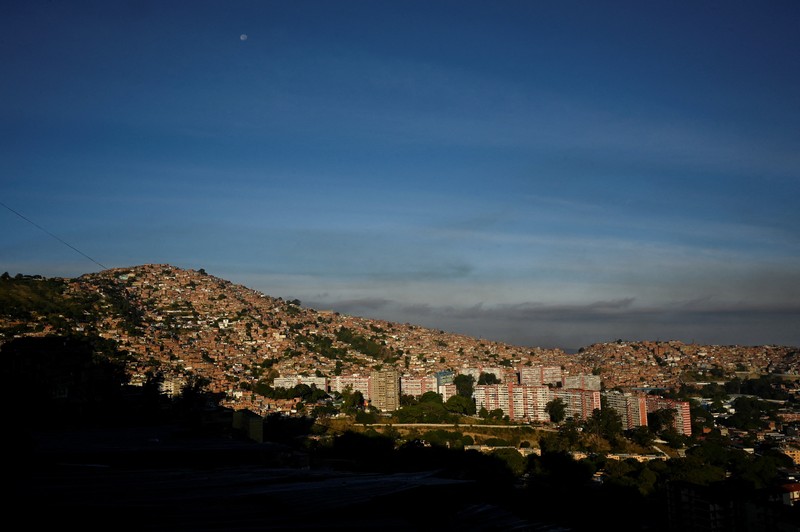 Kawasan-kawasan sibuk seperti wilayah Chacao, Altamira, dan Avenida Libertador di Kota Caracas, Venezuela tampak sepi, Selasa (6/1/2026) sore hingga malam. (REUTERS/Maxwell Briceno)