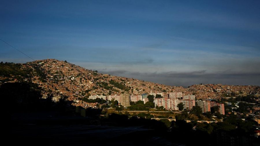 Kawasan-kawasan sibuk seperti wilayah Chacao, Altamira, dan Avenida Libertador di Kota Caracas, Venezuela tampak sepi, Selasa (6/1/2026) sore hingga malam. (REUTERS/Maxwell Briceno)