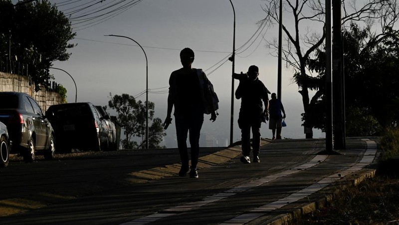 Kawasan-kawasan sibuk seperti wilayah Chacao, Altamira, dan Avenida Libertador di Kota Caracas, Venezuela tampak sepi, Selasa (6/1/2026) sore hingga malam. (REUTERS/Maxwell Briceno)