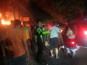 4 Motor Ludes Saat Kebakaran Hebat Toko Ban Mobil di Gresik