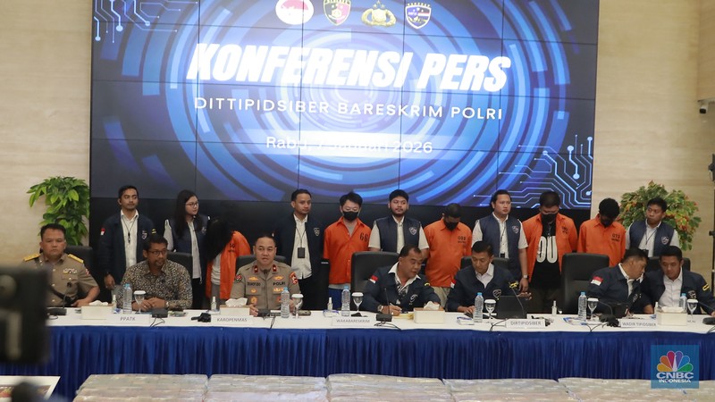 Sejumlah 2 unit mobil sitaan sebagai barang bukti Pengungkapan Kasus Illegal_Access, Pencucian Uang Yang Berasal Dari Perjudian Online di Gedung Awaloedin Djamin Bareskrim Polri, Jakarta, Rabu, (7/1/2026). (CNBC Indonesia/Muhamad Sabki)
