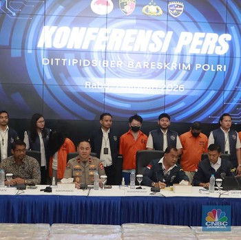 Tampang Pelaku dan Tumpukan Duit Rp 96 Miliar dari Judi Online