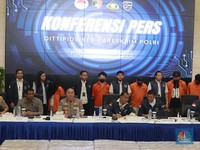 Tampang Pelaku dan Tumpukan Duit Rp 96 Miliar dari Judi Online