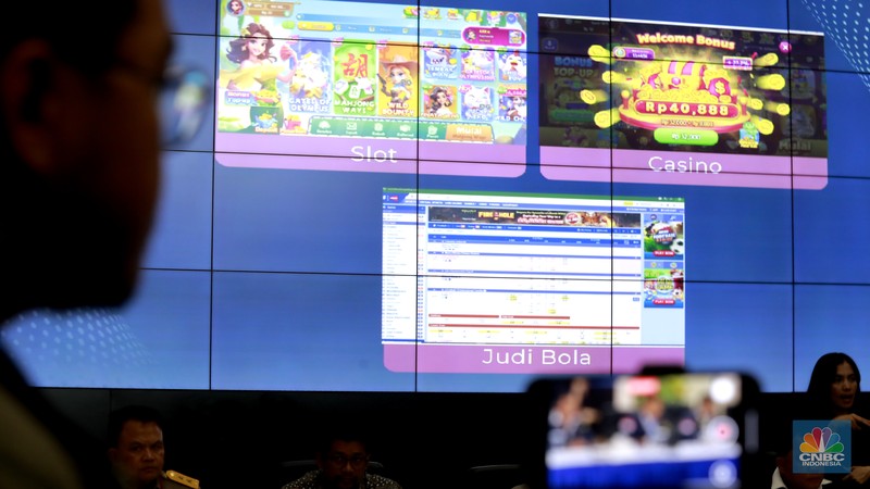 Sejumlah 2 unit mobil sitaan sebagai barang bukti Pengungkapan Kasus Illegal_Access, Pencucian Uang Yang Berasal Dari Perjudian Online di Gedung Awaloedin Djamin Bareskrim Polri, Jakarta, Rabu, (7/1/2026). (CNBC Indonesia/Muhamad Sabki)