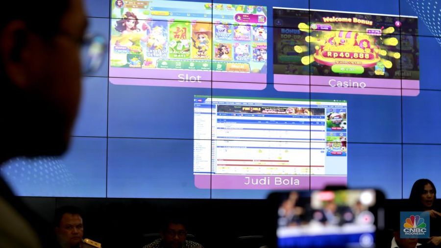 Sejumlah 2 unit mobil sitaan sebagai barang bukti Pengungkapan Kasus Illegal_Access, Pencucian Uang Yang Berasal Dari Perjudian Online di Gedung Awaloedin Djamin Bareskrim Polri, Jakarta, Rabu, (7/1/2026). (CNBC Indonesia/Muhamad Sabki)