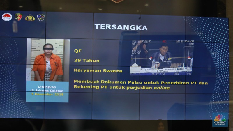 Sejumlah 2 unit mobil sitaan sebagai barang bukti Pengungkapan Kasus Illegal_Access, Pencucian Uang Yang Berasal Dari Perjudian Online di Gedung Awaloedin Djamin Bareskrim Polri, Jakarta, Rabu, (7/1/2026). (CNBC Indonesia/Muhamad Sabki)