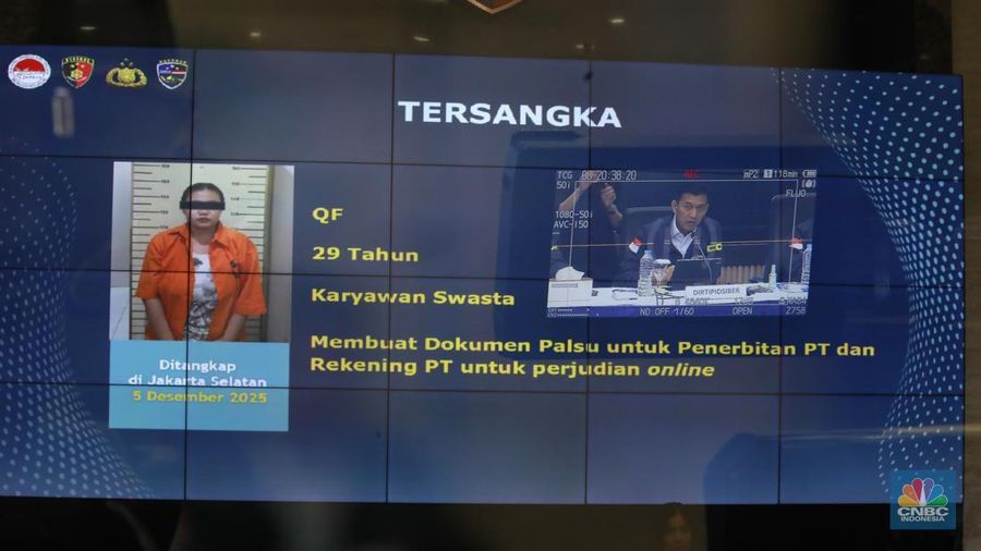 Sejumlah 2 unit mobil sitaan sebagai barang bukti Pengungkapan Kasus Illegal_Access, Pencucian Uang Yang Berasal Dari Perjudian Online di Gedung Awaloedin Djamin Bareskrim Polri, Jakarta, Rabu, (7/1/2026). (CNBC Indonesia/Muhamad Sabki)