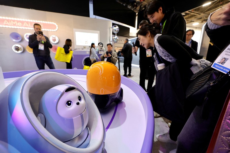 Para pengunjung melihat robot AiMe, robot pendamping AI untuk anak-anak, di stan TCL selama CES 2026, pameran dagang elektronik konsumen tahunan, di Las Vegas, Nevada, AS, 6 Januari 2026. (REUTERS/Steve Marcus)