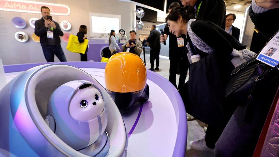 Para pengunjung melihat robot AiMe, robot pendamping AI untuk anak-anak, di stan TCL selama CES 2026, pameran dagang elektronik konsumen tahunan, di Las Vegas, Nevada, AS, 6 Januari 2026. (REUTERS/Steve Marcus)