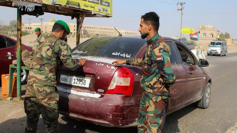Para petugas polisi berjaga di pos pemeriksaan setelah, menurut koalisi yang didukung Saudi, Aidarous al-Zubaidi, pemimpin Dewan Transisi Selatan Yaman (STC), melarikan diri ke tempat yang tidak diketahui, di Aden, Yaman, 7 Januari 2026. (REUTERS/Fawaz Salman)