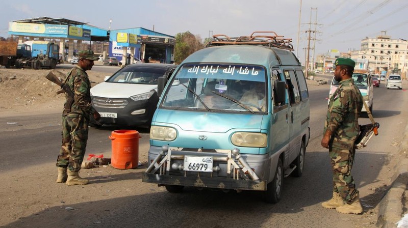 Para petugas polisi berjaga di pos pemeriksaan setelah, menurut koalisi yang didukung Saudi, Aidarous al-Zubaidi, pemimpin Dewan Transisi Selatan Yaman (STC), melarikan diri ke tempat yang tidak diketahui, di Aden, Yaman, 7 Januari 2026. (REUTERS/Fawaz Salman)