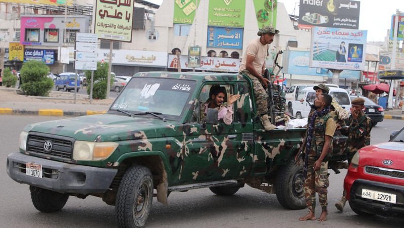 Para petugas polisi berjaga di pos pemeriksaan setelah, menurut koalisi yang didukung Saudi, Aidarous al-Zubaidi, pemimpin Dewan Transisi Selatan Yaman (STC), melarikan diri ke tempat yang tidak diketahui, di Aden, Yaman, 7 Januari 2026. (REUTERS/Fawaz Salman)