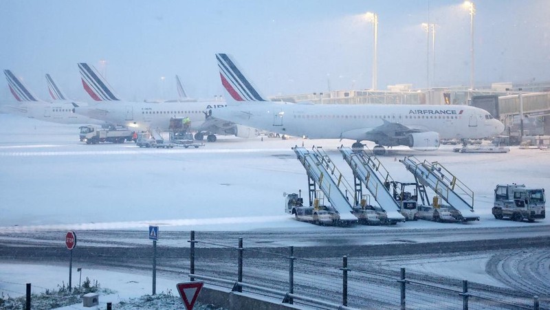 Ratusan penerbangan di Bandara Schiphol, Amsterdam, Belanda dibatalkan pada Rabu (7/1/2026) akibat badai salju, di tengah perkiraan gelombang dingin yang semakin buruk dan memicu gangguan perjalanan di sejumlah negara. (REUTERS/Piroschka Van De Wouw)