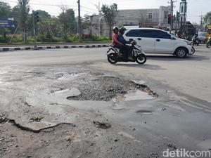 Lubang Besar di Simpang Jalan Arah RSUP Adam Malik Medan Bahayakan Pengendara