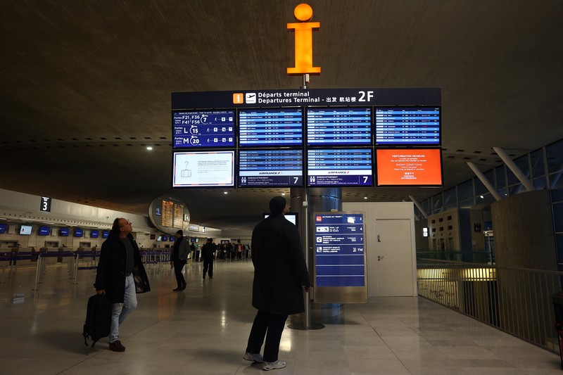 Ratusan penerbangan di Bandara Schiphol, Amsterdam, Belanda dibatalkan pada Rabu (7/1/2026) akibat badai salju, di tengah perkiraan gelombang dingin yang semakin buruk dan memicu gangguan perjalanan di sejumlah negara. (REUTERS/Piroschka Van De Wouw)