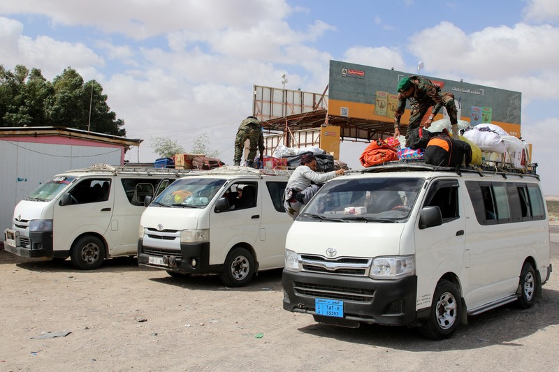 Para petugas polisi berjaga di pos pemeriksaan setelah, menurut koalisi yang didukung Saudi, Aidarous al-Zubaidi, pemimpin Dewan Transisi Selatan Yaman (STC), melarikan diri ke tempat yang tidak diketahui, di Aden, Yaman, 7 Januari 2026. (REUTERS/Fawaz Salman)