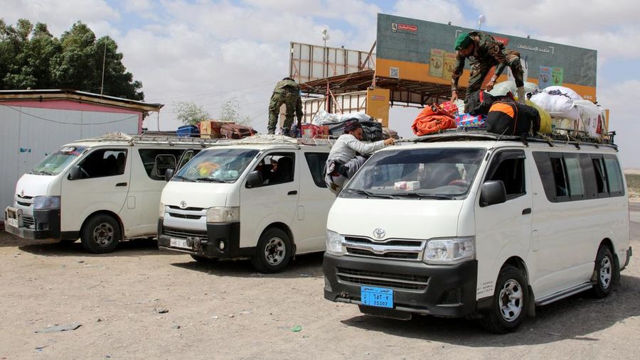 Para petugas polisi berjaga di pos pemeriksaan setelah, menurut koalisi yang didukung Saudi, Aidarous al-Zubaidi, pemimpin Dewan Transisi Selatan Yaman (STC), melarikan diri ke tempat yang tidak diketahui, di Aden, Yaman, 7 Januari 2026. (REUTERS/Fawaz Salman)